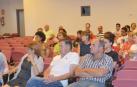 Vecinos durante una charla en Mendavia.