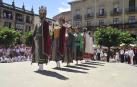Los gigantes de Tafalla bailan la pieza Itzurun acompañados por la música de los gaiteros.