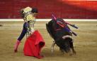 Joaquín Galdós da un derechazo al mejor toro de la corrida de Buenavista, Gallero, al que cortó dos orejas.