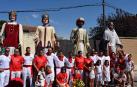 Los gigantes y cabezudos se rinden a la Asociación contra el cáncer