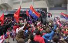 La afición de Osasuna se acercó a El Sadar para acompañar al equipo en la rúa del ascenso.