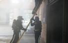 Bomberos actúan en el bar La Embajada.