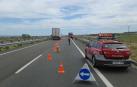 Un camión atraviesa la mediana de la A68 y circula 100 metros en dirección contraria