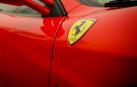 Detalle del escudo de un Ferrari.