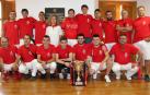 Jugadores y cuerpo técnico del Club Deportivo Huracán del Allo junto con la alcaldesa, Susana Castanera, y la Copa de Regional, antes del lanzamiento del cohete.