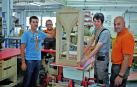 De izquierda a derecha: David Lopez Ciordia (quedó 3º en ebanistería en el certamen nacional ), Alfonso Erro Ibero, Oier Neol Burlada y Fernando Ziganda Urdanpilleta en el taller de Donibane.
