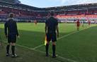 Los cadetes de Osasuna disputan el partido de ensayo ante la mirada del cuarteto arbitral.