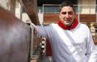 El alcalde de Ribaforada, Tirso Calvo Zardoya, junto al vallado de la plaza de toros portátil de la localidad.