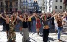 Aficionadas al flamenco bailando un palo con alegría en la plaza Consistorial.
