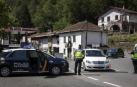 Tres agentes adscritos al puesto de fronteras en Valcarlos, en un control instalado a la una de la tarde de este sábado.