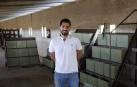 Ibai Ezpeleta Noáin, socio de la empresa junto con su padre, en la planta de compostaje de Aós.
