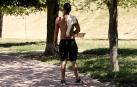 Un joven pasea sin camiseta a causa del calor.