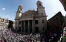 Cientos de personas han acudido este martes a la explanada de la Catedral de Pamplona donde se ha celebrado un homenaje a la campana Gabriela por su 500 aniversario, con la intervención de la Capilla de Música de la Catedral, Josemi y Juan Carmona, David de Jacoba y Rancapino Chico, actuación que ha servido de inauguración del VI Festival Flamenco on Fire.