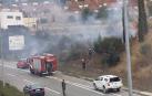 Un incendio declarado junto al British School en Gorráiz se acerca a las piscinas de Olaz