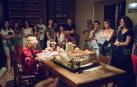 Los visitantes miran con atención a las infantas, que dibujan bajo la supervisión de una dama en el comedor habilitado para ellas