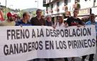 Manifestación de agricultores y ganaderos contra la reintroducción del oso en el Pirineo oscense