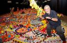El artista japonés Hiroshi Fuji junto a su obra en el ChangChui Creative Park, en la ciudad de Bangkok