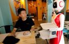 Se llama Crensa y es un restaurante que abre este lunes en el barrio valenciano de Benimaclet, pero con algo que le hace único en España: sus dos camareras son robots, responden al nombre de Mulán y sirven los pedidos con tanta educación como al pedir paso para llevar sus platos y llamar cariño al cliente.En la imagen, el dueño chino del restaurante, Erik Yan