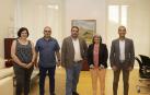 Carmen Burgui, José Antonio Delgado, Unai Hualde, Mariluz Sanz y Manuel Arellano, en la reunión que han mantenido en el Parlamento de Navarra.