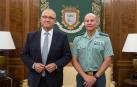 El alcalde de Pamplona recibe al jefe de la Guardia Civil en Navarra