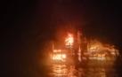 Un ferry incendiado en Filipinas.