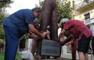 SF-78 coloca de nuevo un cartel provisional en el monumento 'Gogoan' de Pamplona