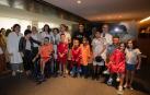 Personal de la Clínica Universidad de Navarra junto a jugadores, entrenador y presidente del  C.A. Osasuna, tras entregar las nuevas batas 'rojillas' a los niños ingresados.