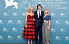 Los actores estadounidenses Laura Dern, Adam Driver y Scarlett Johansson posan en ante el photocall para 'Marriage Story' durante la 76a edición del Festival Internacional de Cine de Venecia, en Venecia, Italia.