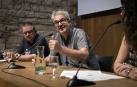 El director Julio Suárez hablando sobre el analfabetismo, junto al guionista Sebas Parra en el NIFF.