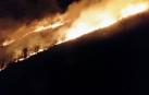 Las llamas queman un monte en un incendio anterior