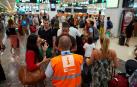 Pasajeros en la estación de Sants de Barcelona durante una nueva jornada de paros en Renfe convocados en dos tramos por el sindicato CGT
