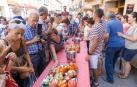 Un grupo de personas contempla los ejemplares que se presentaron a la categoría del tomate más 'feo', que fue elegido por votación popular.