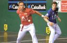Aimar Olaizola se dispone a dar un pelotazo con Iñaki Artola a su costado, ayer en la final del Atano III.