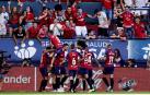 Los jugadores de Osasuna celebran el gol de Roberto Torres ante el Barcelona