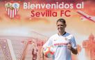 "Chicharito" durante su presentación este lunes como jugador del Sevilla hasta junio de 2022.