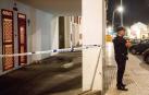 Miembros de la Policía Nacional vigilan la zona donde un hombre ha sido encontrado muerto con herida de arma de fuego este lunes en Fuengirola (Málaga).