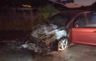 Los bomberos apagan un vehículo ardiendo en la NA-240 a la altura de Monreal