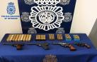 Los dos revólveres y las dos pistolas incautadas al arrestado.