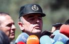 El Comandante de la Guardia Civil, José Sierra y el comisario jefe de la UDYCO, José Antonio Rodríguez, atienden a los medios de comunicación, en las inmediaciones del Hotel Cirilo de Cercedilla.