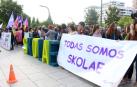 Cientos de personas se han concentrado este viernes a las puertas de la Audiencia Provincial de Navarra para apoyar a los cinco redactores y cinco tutores que han acudido a declarar sobre el programa Skolae y que han entrado a los juzgados entre aplausos y gritos de solidaridad.
