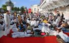 Cientos de jóvenes han ocupado la alfombra roja del Festival de Venecia.