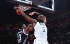 Harrison Barnes anota ante Thanasis Antetokounmpo.