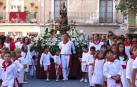 Los cirboneros no faltaron a su cita y perfectamente ataviados con la tradicional indumentaria blanca y roja, cientos de vecinos se apostaron  ayer en la puerta de la parroquia de San Juan Bautista para acompañar a su patrona, la Virgen de la Paz, en su procesión.
