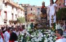 Los cirboneros no faltaron a su cita y perfectamente ataviados con la tradicional indumentaria blanca y roja, cientos de vecinos se apostaron  ayer en la puerta de la parroquia de San Juan Bautista para acompañar a su patrona, la Virgen de la Paz, en su procesión.