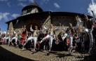 Los ochagaviarras celebraron el segundo día de fiestas con bailes de los danzantes, música de los gaiteros y una procesión a la Virgen de Muskilda.