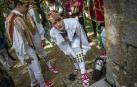 Los ochagaviarras celebraron el segundo día de fiestas con bailes de los danzantes, música de los gaiteros y una procesión a la Virgen de Muskilda.