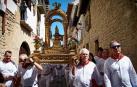 Artajona arropa a su patrona