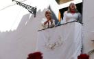 Un buen número de vecinos y visitantes arroparon ayer a la imagen de la Virgen del Rosario durante su procesión por las calles más céntricas de Ablitas.