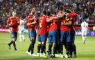 Rodrigo y Alcácer homenajean a Quini en la goleada a las Islas Feroe
