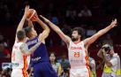 Sergio Llull (d) bloquea al escolta de la selección de Serbia Bogdan Bogdanovic.